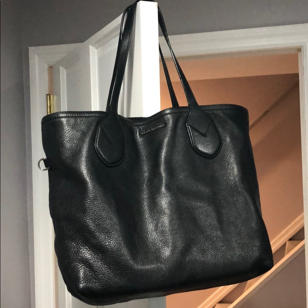 I’m selling a Marc Jacobs tote bag.